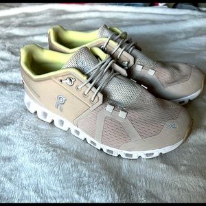 On Cloud Sneaker Size 7